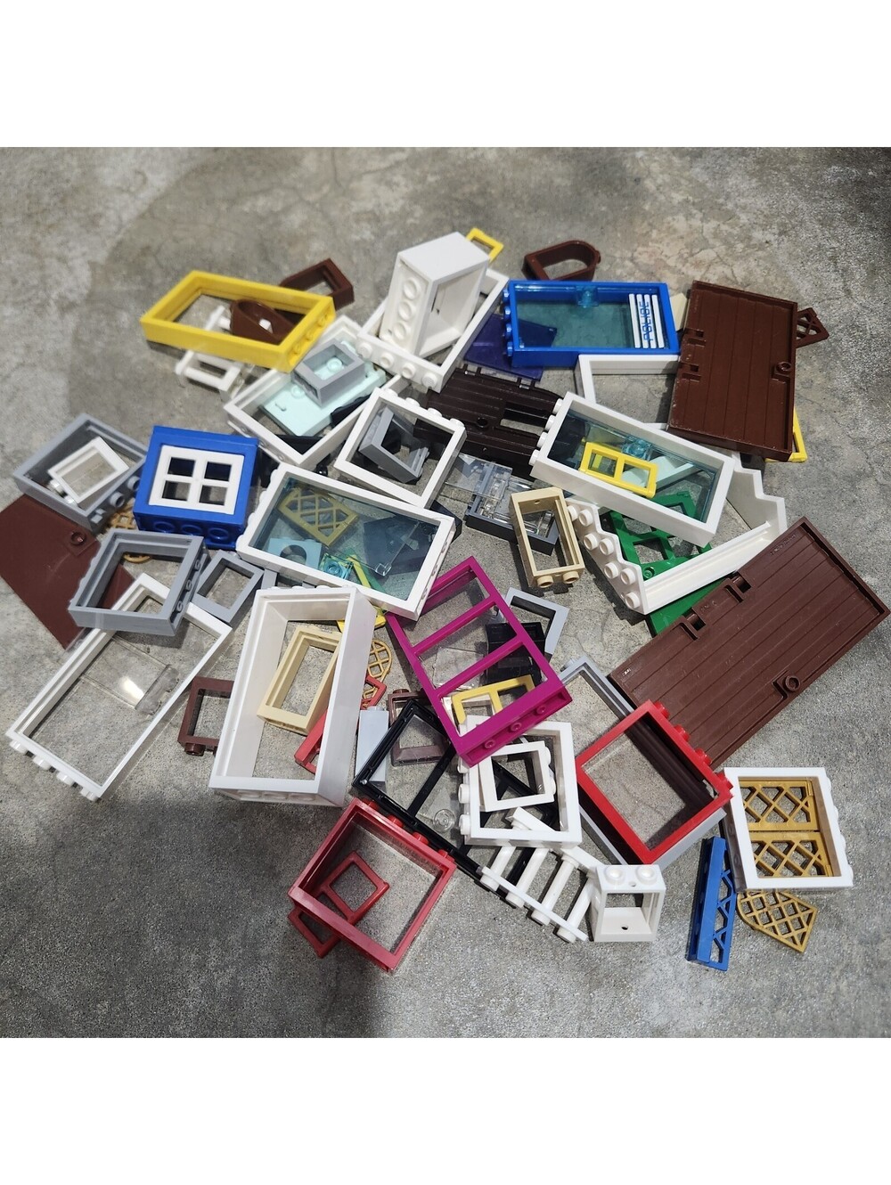 55 LEGO DOORS WINDOWS FENCES SHUTTERS  PIECES LOT house town city castle